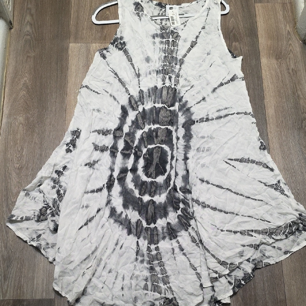 MR. Buho Asymmetrical Black and White Tunic Top